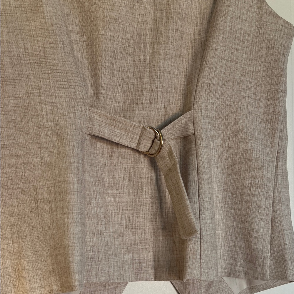Abercrombie & Fitch Beige Sleeveless Vest - Picture 6 of 6